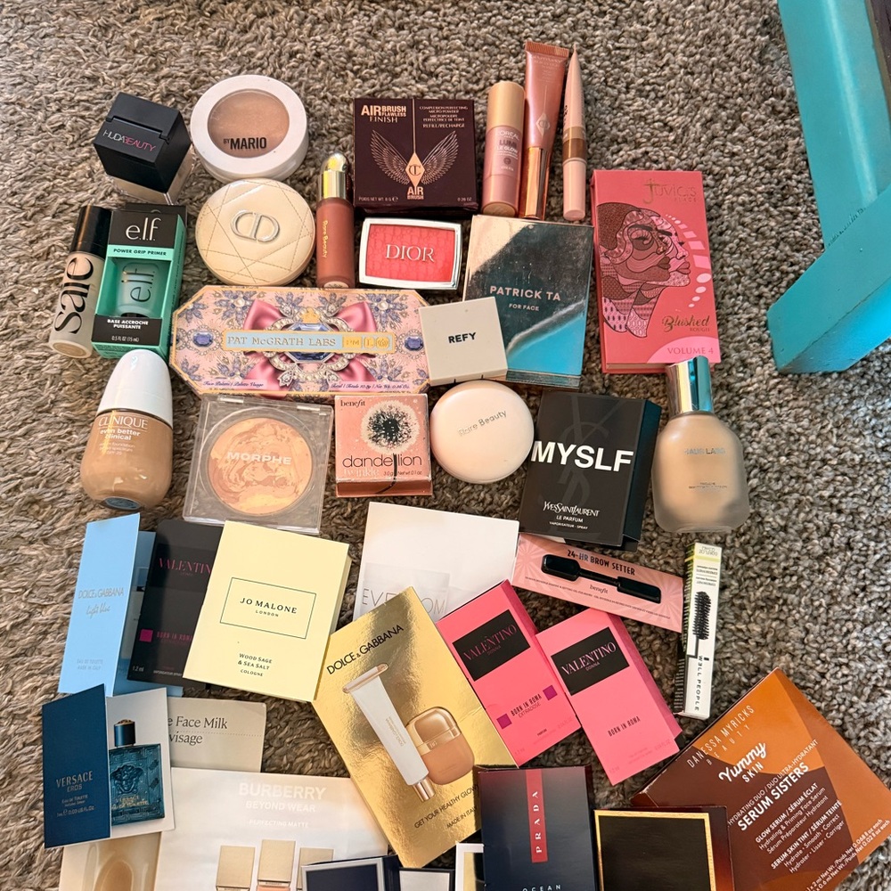 MAKEUP STASH - Picture 3 of 17